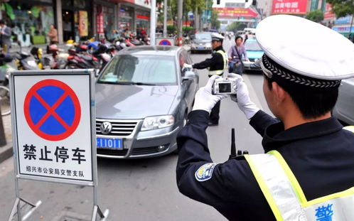 北京交警温馨提示，请选择合法停车位置避雨